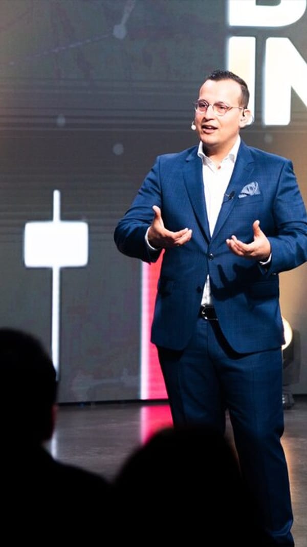 Dominik Kettner Portrait auf der Bühne