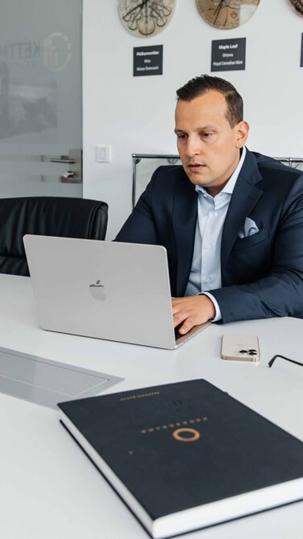 Dominik Kettner mit Goldmünzen