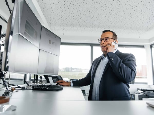 Dominik Kettner beim Telefonat